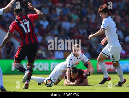 Tom Carroll (TOP) di Swansea City e Marc Pugh di Bournemouth durante un'attrezzatura Foto Stock