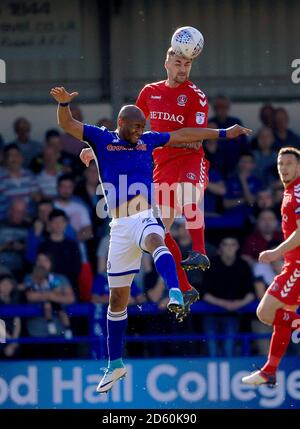 Calvin Andrew di Rochdale (a sinistra) e Patrick Bauer di Charlton Athletic contestano un header. Foto Stock