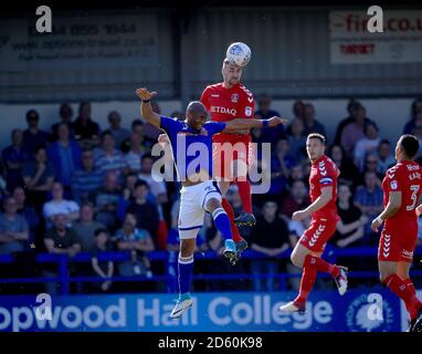 Calvin Andrew di Rochdale (a sinistra) e Patrick Bauer di Charlton Athletic contestano un header. Foto Stock