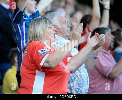 I fan di Charlton Athletic festeggiano dopo il fischio finale. Foto Stock