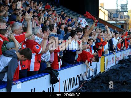 I fan di Charlton Athletic festeggiano dopo il fischio finale. Foto Stock