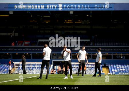 Il giocatore di Fulham ispeziona il campo mentre arriva allo stadio di St Andrew prima della partita del campionato Sky Bet contro Birmingham City. Foto Stock