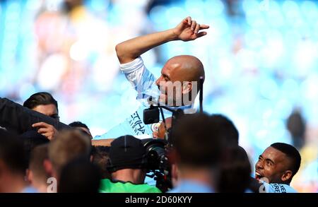 Il manager della città di Manchester Pep Guardiola (al centro) celebra la vittoria del Premier Campionato Foto Stock