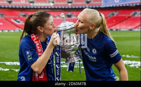 Maren Mjelde di Chelsea, (a sinistra) e Maria Thorisdottir di Chelsea, (a destra) baciano il trofeo Foto Stock