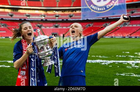 Il Maren Mjelde di Chelsea (a sinistra) e Maria Thorisdottir di Chelsea (a destra) festeggiano con il trofeo Foto Stock