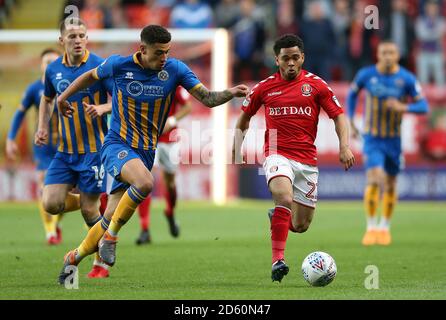 Jay Dasilva di Charlton Athletic (a destra) e ben Godfrey di Shrewsbury Town combatti per la palla Foto Stock