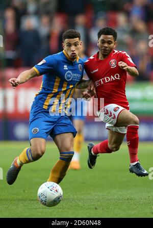 Jay Dasilva di Charlton Athletic (a destra) e ben Godfrey di Shrewsbury Town combatti per la palla Foto Stock