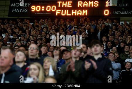 I fan della contea di Derby si opposero a Fulham durante la partita Al Pride Park Stadium Foto Stock