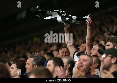 I fan della contea di Derby si opposero a Fulham durante la partita Al Pride Park Stadium Foto Stock