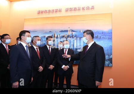 (201014) -- SHENZHEN, 14 ottobre 2020 (Xinhua) -- Il presidente cinese Xi Jinping, anche segretario generale del Comitato Centrale del Partito Comunista Cinese e presidente della Commissione militare Centrale, visita una mostra che celebra il 40° anniversario della creazione della zona economica Speciale di Shenzhen nella provincia di Guangdong, 14 ottobre 2020. XI ha partecipato a un grande raduno che si è tenuto per celebrare il 40° anniversario della creazione della zona economica Speciale di Shenzhen e ha tenuto un discorso importante mercoledì. (Xinhua/Ju Peng) Foto Stock