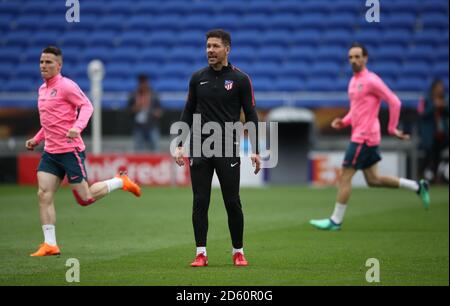 Diego Simeone, Manager dell'Atletico Madrid, parla con i suoi giocatori durante Sessione di formazione in vista della finale di Europa League Foto Stock