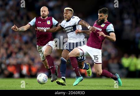 Adama Traore di Middlesbrough (centro) combatte per la palla con Aston Villa's Mile Jedinak (a destra) e Alan Hutton Foto Stock