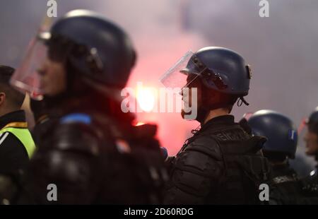 Un ufficiale di polizia che indossa una maschera di rivolta guarda sopra durante la partita Foto Stock