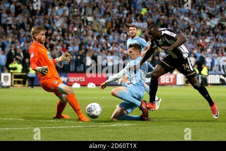 Jonathan Forte (a destra) della contea di Notts e Dominic Hyam della città di Coventry (Al centro) e il portiere Lee Burge (a sinistra) combattono per la palla Foto Stock