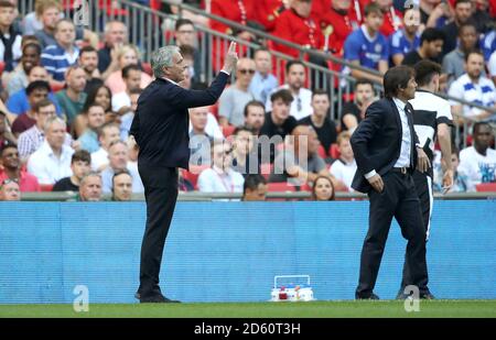 Il manager del Manchester United Jose Mourinho (a sinistra) e il manager del Chelsea Antonio Conte sulla linea di contatto Foto Stock