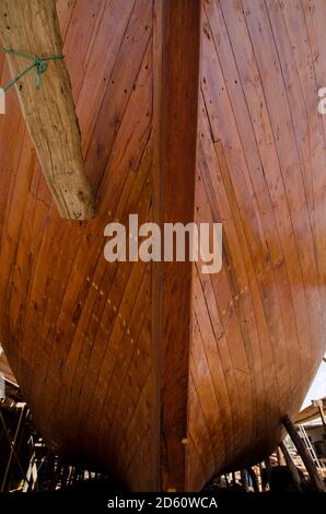 Sur, Oman. 27 maggio 2014. Una vista del dhow tradizionale cantiere di costruzione in legno al porto di sur sulla costa di Oman.Oman ha una lunga e ricca storia marittima e la città portuale di sur continua l'eredità. Il sambuco arabo è una tradizionale nave a vela in legno, realizzata a mano da artigiani che utilizzano tecniche antiche del secolo. Fatto su ordinazione le barche sono più probabili essere impiegate nel settore del turismo di quello del commercio marittimo che ha dato al porto la sua preminenza. Credit: John Wreford/SOPA Images/ZUMA Wire/Alamy Live News Foto Stock