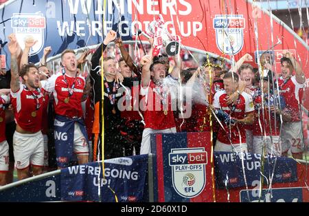 Richard Wood di Rotherham United (al centro) solleva il trofeo dopo il fischio finale Foto Stock