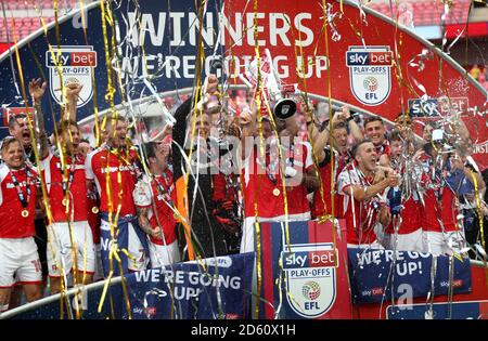 Richard Wood di Rotherham United (al centro) solleva il trofeo dopo il fischio finale Foto Stock