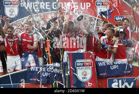 Richard Wood di Rotherham United (al centro) solleva il trofeo dopo il fischio finale Foto Stock