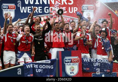 Richard Wood di Rotherham United (al centro) solleva il trofeo dopo il fischio finale Foto Stock