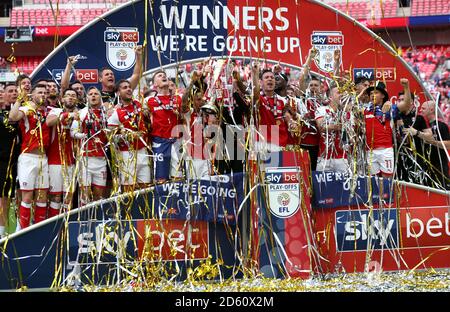 Richard Wood di Rotherham United (al centro) solleva il trofeo dopo il fischio finale Foto Stock