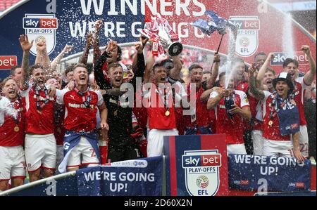 Richard Wood di Rotherham United (al centro) solleva il trofeo dopo il fischio finale Foto Stock