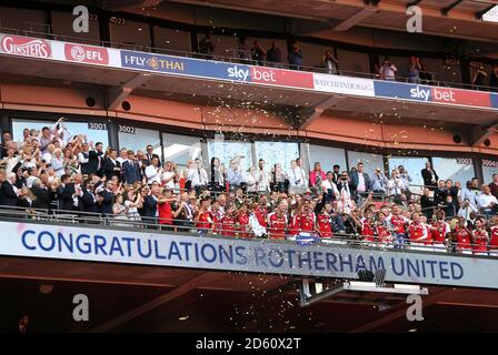 I giocatori di Rotherham United festeggiano dopo il fischio finale Foto Stock