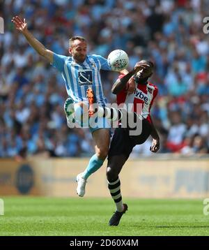 Liam Kelly di Coventry City (a sinistra) e Hiram Boateng di Exeter City combatti per la palla Foto Stock