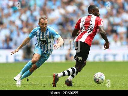 Liam Kelly di Coventry City (a sinistra) insegue l'Hiram di Exeter City Boateng Foto Stock