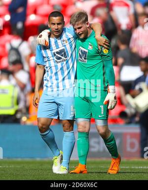 Coventry City's Rod McDonald (a sinistra) e Coventry City Goakeeper Lee Burge festeggia dopo il fischio finale Foto Stock