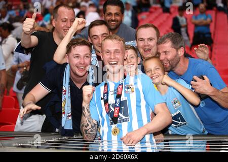 Jack Grimmer di Coventry City festeggia con i fan dopo il suo Promozione SIDE Win per Sky Bet League One Foto Stock