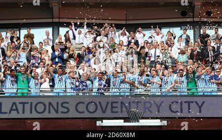 Marc McNulty di Coventry City (centro a sinistra) e Michael Doyle (centro destra) solleva il trofeo con i suoi compagni di squadra dopo il gioco Foto Stock