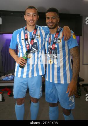 Coventry City's Rod McDonald (a sinistra) e Jordan Willis festeggiano lo spogliatoio dopo il gioco Foto Stock