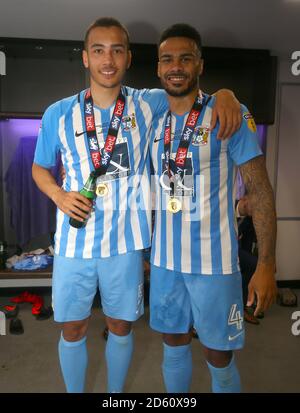 Coventry City's Rod McDonald (a sinistra) e Jordan Willis festeggiano lo spogliatoio dopo il gioco Foto Stock