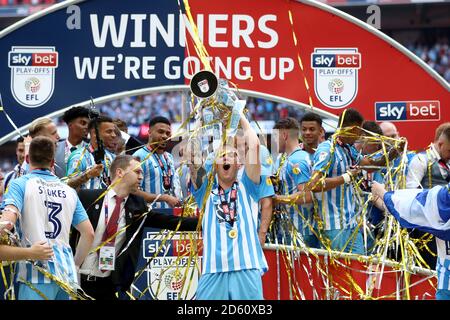 Jack Grimmer di Coventry City festeggia dopo il gioco Foto Stock