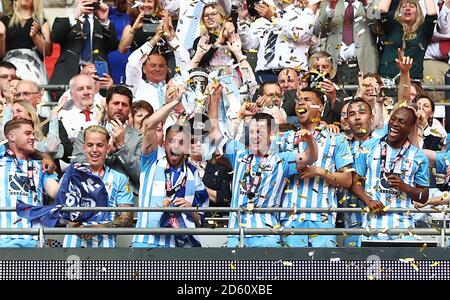 Marc McNulty di Coventry City (centro a sinistra) e Michael Doyle (centro destra) solleva il trofeo con i suoi compagni di squadra dopo il gioco Foto Stock