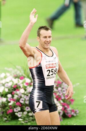 Chris Rawlinson della Gran Bretagna celebra la sua vittoria negli uomini 400 m di ostacoli Foto Stock