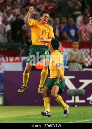 Harry Kewell (L) festeggia dopo aver segnato per l'Australia Foto Stock