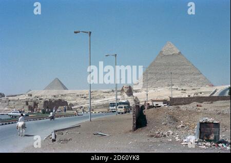 Piramide di Menkaure (Mykerinos), Grande Sfinge, Piramide di Khafre (Chefren) (da sinistra), Giza, Cairo, 1984 settembre, Egitto Foto Stock