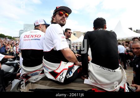 Fernando Alonso durante la sfilata dei piloti a le Mans Foto Stock