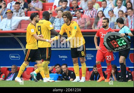 Belgio sostituto Marouane Fellaini (8) sostituisce il compagno di squadra Romelu Lukaku (9) Foto Stock