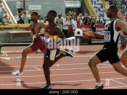 Dwain Chambers (c) vince la finale di 100m maschile dalla seconda Piazzato Darren Campbell (l) e terzo posto Mark Lewis-Francis (r) Foto Stock