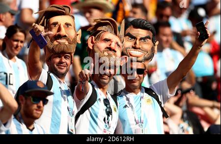 I tifosi argentini mostrano il loro sostegno per la loro squadra negli stand Foto Stock