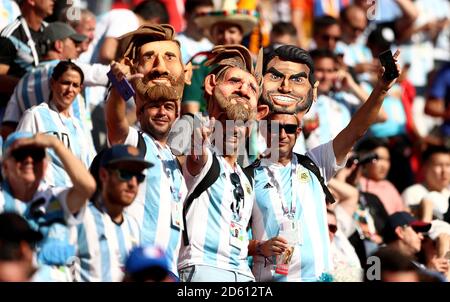 I tifosi argentini mostrano il loro sostegno per la loro squadra negli stand Foto Stock