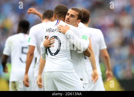 Antoine Griezmann (a destra) celebra con il compagno di squadra Kylian Mbappe After segnando il secondo obiettivo del suo lato del gioco Foto Stock