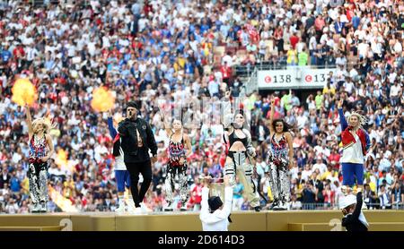 Era Istefi e Nicky Jam si esibiscono per la cerimonia di chiusura prima della finale della Coppa del mondo FIFA 2018 allo stadio Luzhniki di Mosca, il 15 luglio 2018 Foto Stock