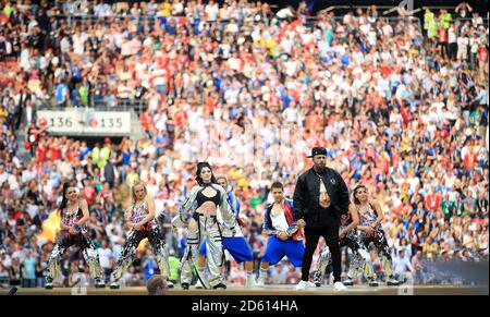 Era Istefi e Nicky Jam si esibiscono per la cerimonia di chiusura prima della finale della Coppa del mondo FIFA 2018 allo stadio Luzhniki di Mosca, il 15 luglio 2018 Foto Stock