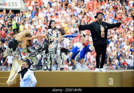 Era Istefi e Nicky Jam si esibiscono per la cerimonia di chiusura prima della finale della Coppa del mondo FIFA 2018 allo stadio Luzhniki di Mosca, il 15 luglio 2018 Foto Stock