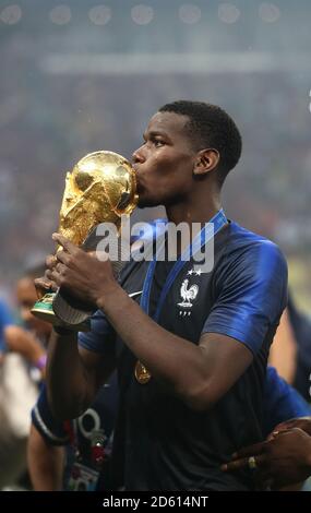 Paul Poggiba in Francia festeggia con il trofeo dopo la finale della Coppa del mondo FIFA 2018 allo stadio Luzhniki di Mosca, il 15 luglio 2018 Foto Stock