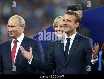 Il presidente russo Vladimir Putin (a sinistra) e il presidente francese Emmanuel Macron dopo la finale della Coppa del mondo FIFA 2018 allo stadio Luzhniki di Mosca, il 15 luglio 2018 Foto Stock